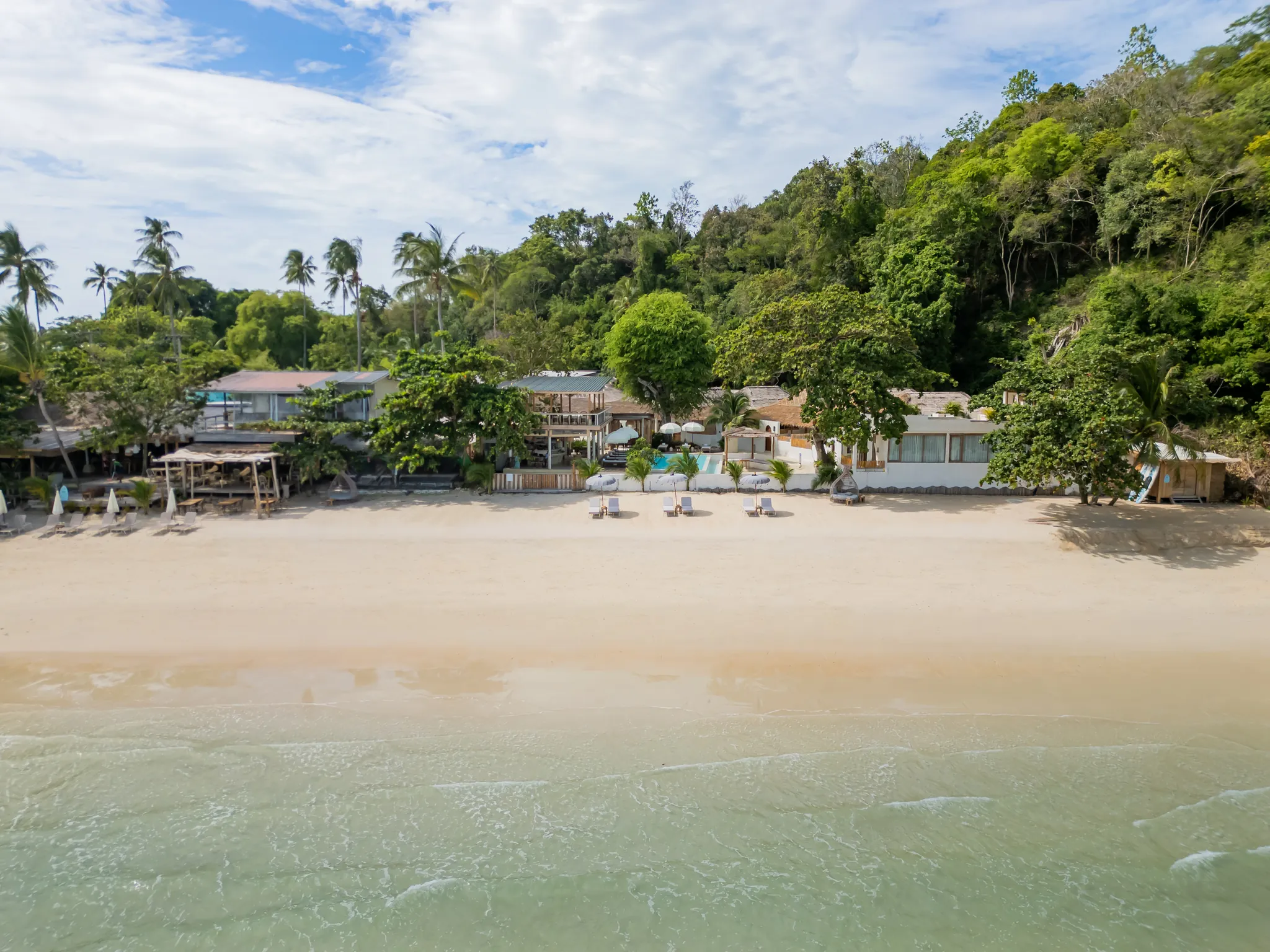 ค็อกเทลที่บาร์ตอนพระอาทิตย์กำลังลับขอบฟ้าที่ Cape Away